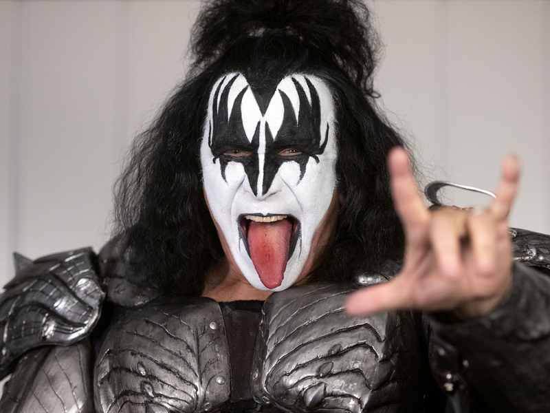 Mit Paul Stanley gründete Gene Simmons 1973 die Band Kiss, die 50 Jahre aktiv war. - Foto: Bernd Thissen/dpa