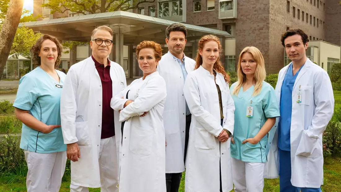 Mieke Schymura Karsten Speck Muriel Baumeister Daniel Buder Sina Valeska Jung Isabel Hinz Richard Ciuchendea Die Spreewaldklinik - Bild: SAT.1/Hardy Spitz, presseportal.de