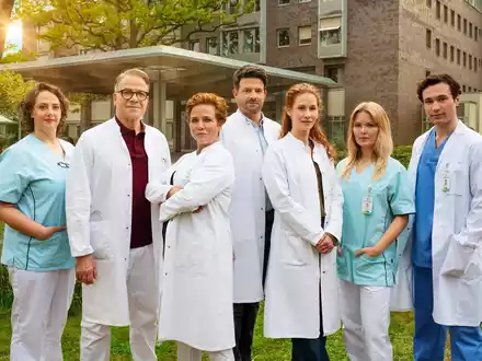 Mieke Schymura Karsten Speck Muriel Baumeister Daniel Buder Sina Valeska Jung Isabel Hinz Richard Ciuchendea Die Spreewaldklinik - Foto: SAT.1/Hardy Spitz, presseportal.de