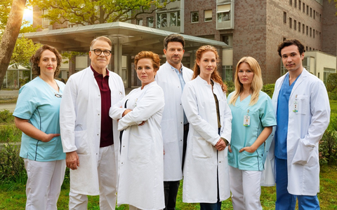 Mieke Schymura Karsten Speck Muriel Baumeister Daniel Buder Sina Valeska Jung Isabel Hinz Richard Ciuchendea Die Spreewaldklinik - Foto: SAT.1/Hardy Spitz, presseportal.de Mieke Schymura Karsten Speck Muriel Baumeister Daniel Buder Sina Valeska Jung Isabel Hinz Richard Ciuchendea Die Spreewaldklinik - Foto: SAT.1/Hardy Spitz, presseportal.de