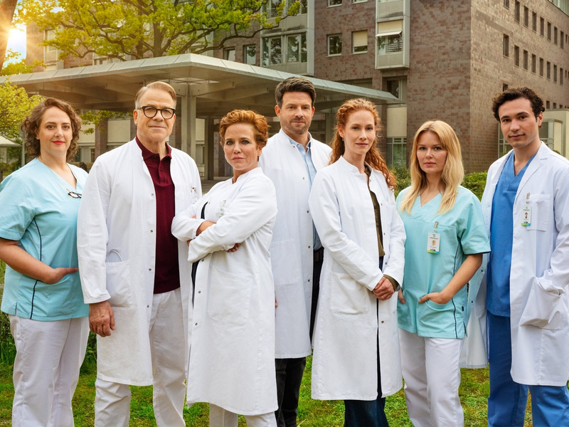 Mieke Schymura Karsten Speck Muriel Baumeister Daniel Buder Sina Valeska Jung Isabel Hinz Richard Ciuchendea Die Spreewaldklinik - Foto: SAT.1/Hardy Spitz, presseportal.de