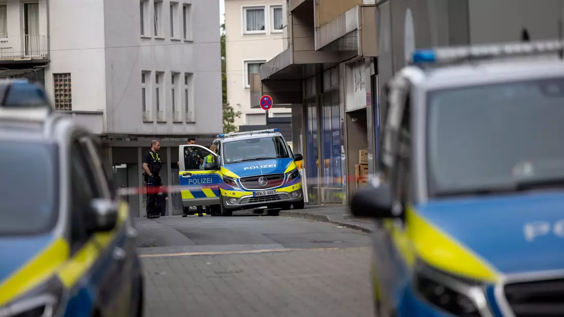 Zwei Tage nach der Tat waren in Solingen noch viele Einsatzkräfte im Einsatz. - Bild: Thomas Banneyer/dpa