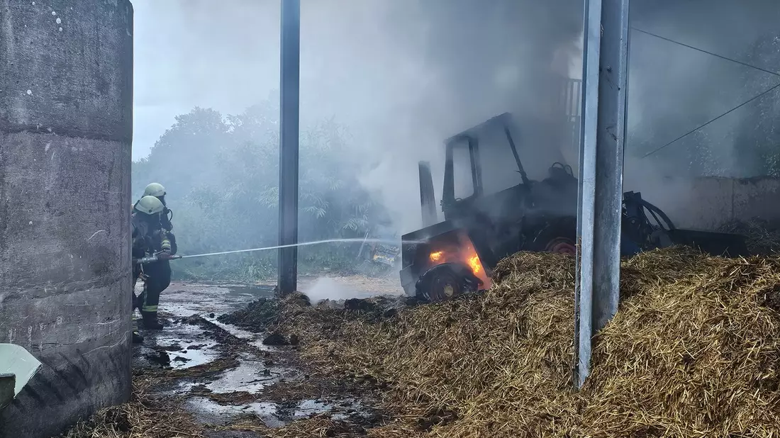 FW Burscheid: Brennender Traktor auf Pferdehof - Bild: presseportal.de