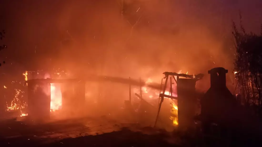 FW Stuttgart: Vollbrand eines Gartenhauses - Bild: presseportal.de