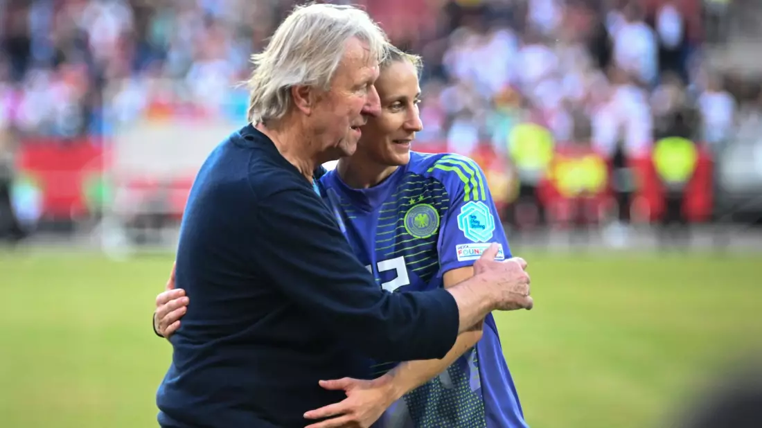 Von Horst Hrubesch zur Nummer eins befördert: Ann-Katrin Berger  - Bild: Sebastian Christoph Gollnow/dpa