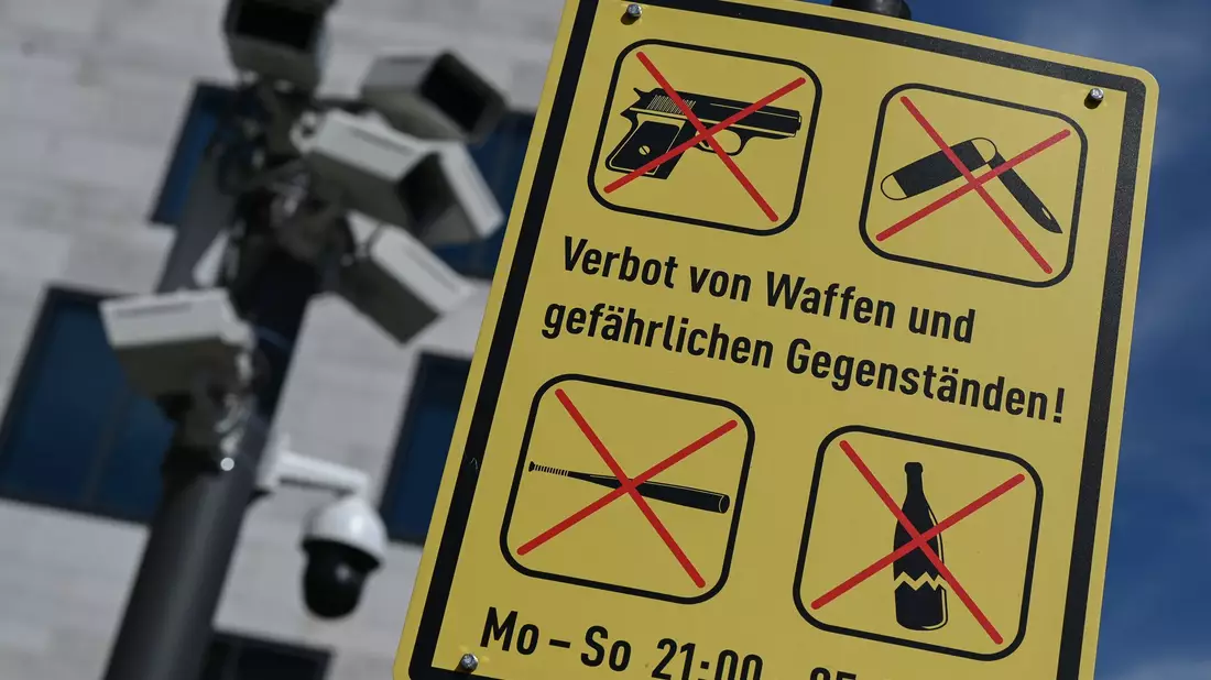 Nach der tödlichen Messerattacke auf einem Stadtfest in Solingen vom Freitagabend nimmt die politische Diskussion über ein schärferes Waffenrecht und Messerverbotszonen an Fahrt auf. - Bild: Arne Dedert/dpa