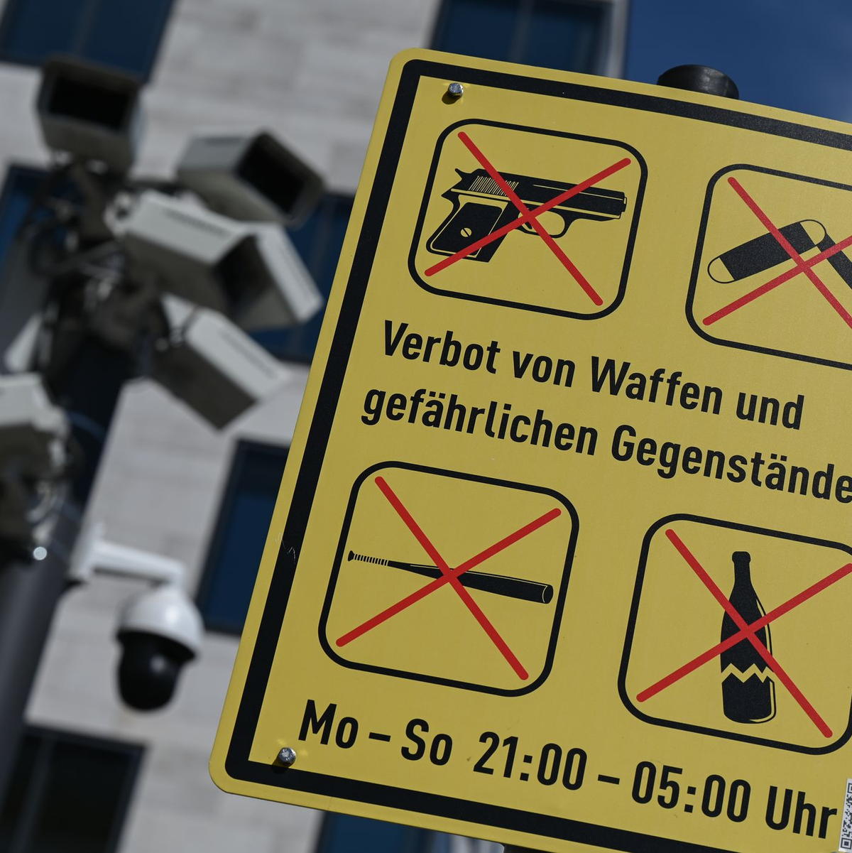 Nach der tödlichen Messerattacke auf einem Stadtfest in Solingen vom Freitagabend nimmt die politische Diskussion über ein schärferes Waffenrecht und Messerverbotszonen an Fahrt auf. - Foto: Arne Dedert/dpa