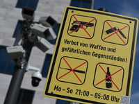 Nach der tödlichen Messerattacke auf einem Stadtfest in Solingen vom Freitagabend nimmt die politische Diskussion über ein schärferes Waffenrecht und Messerverbotszonen an Fahrt auf. - Foto: Arne Dedert/dpa