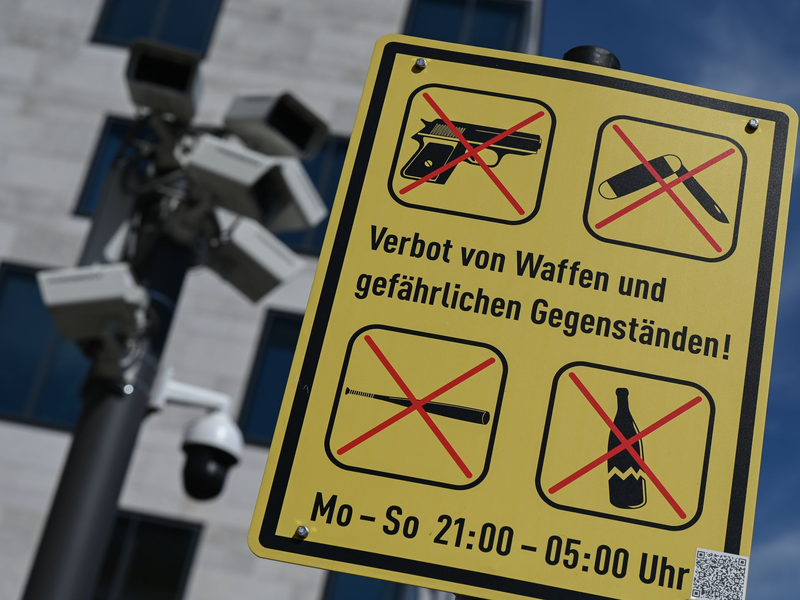 Nach der tödlichen Messerattacke auf einem Stadtfest in Solingen vom Freitagabend nimmt die politische Diskussion über ein schärferes Waffenrecht und Messerverbotszonen an Fahrt auf. - Foto: Arne Dedert/dpa