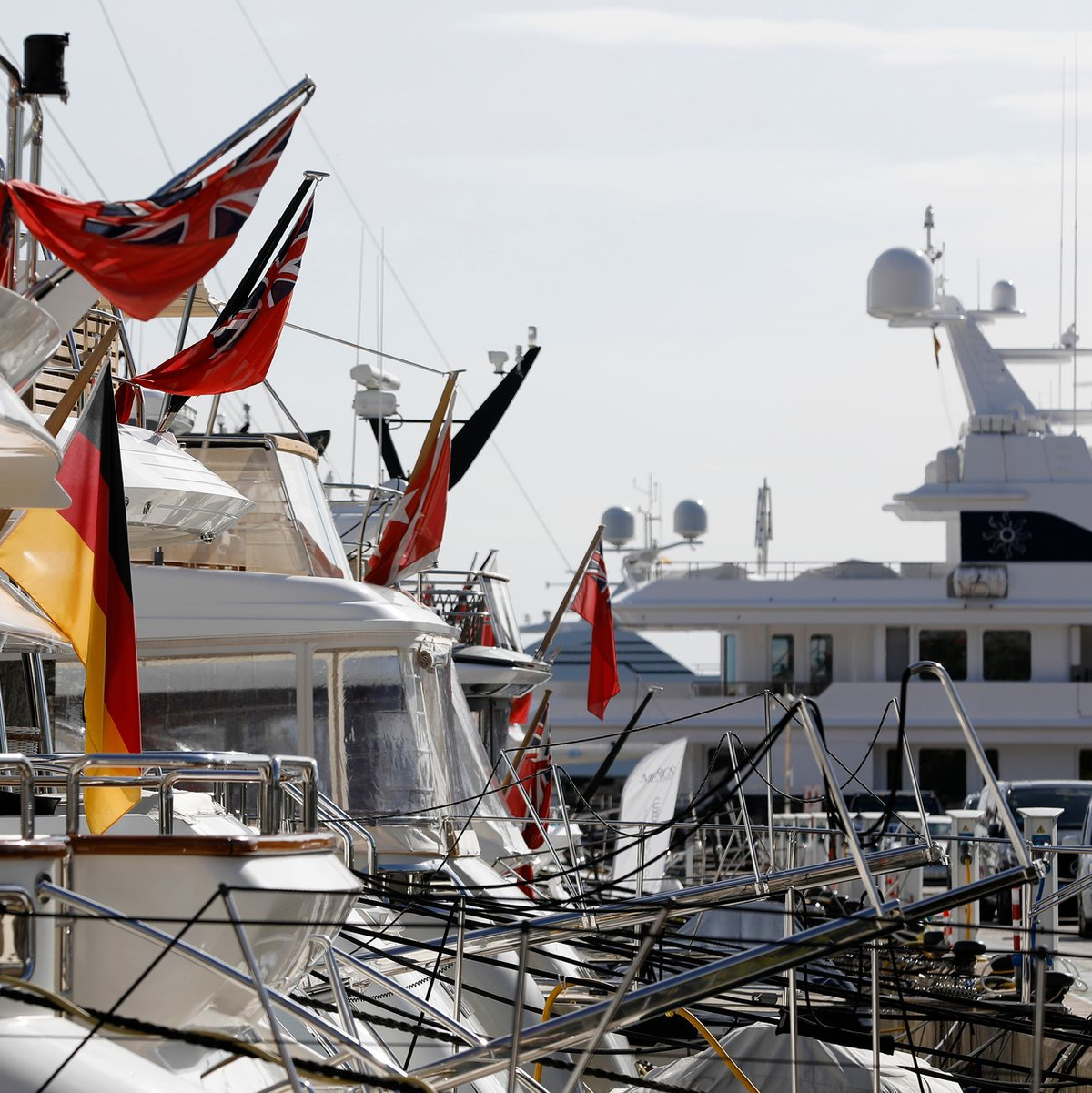 Eine Motorjacht unter deutscher Flagge ist nach Polizeiangaben in einen tödlichen Unfall auf See verwickelt. (Symbolbild) - Foto: Clara Margais/dpa