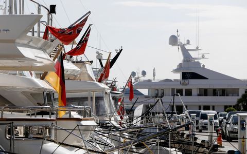 Eine Motorjacht unter deutscher Flagge ist nach Polizeiangaben in einen tödlichen Unfall auf See verwickelt. (Symbolbild) - Foto: Clara Margais/dpa Eine Motorjacht unter deutscher Flagge ist nach Polizeiangaben in einen tödlichen Unfall auf See verwickelt. (Symbolbild) - Foto: Clara Margais/dpa