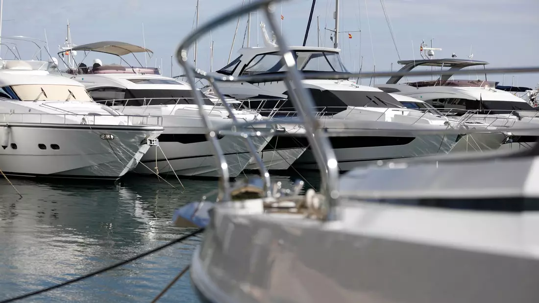 Die Motorjacht wurde inzwischen im Hafen von Porto Cristo ausfindig gemacht. (Symbolbild) - Bild: Clara Margais/dpa