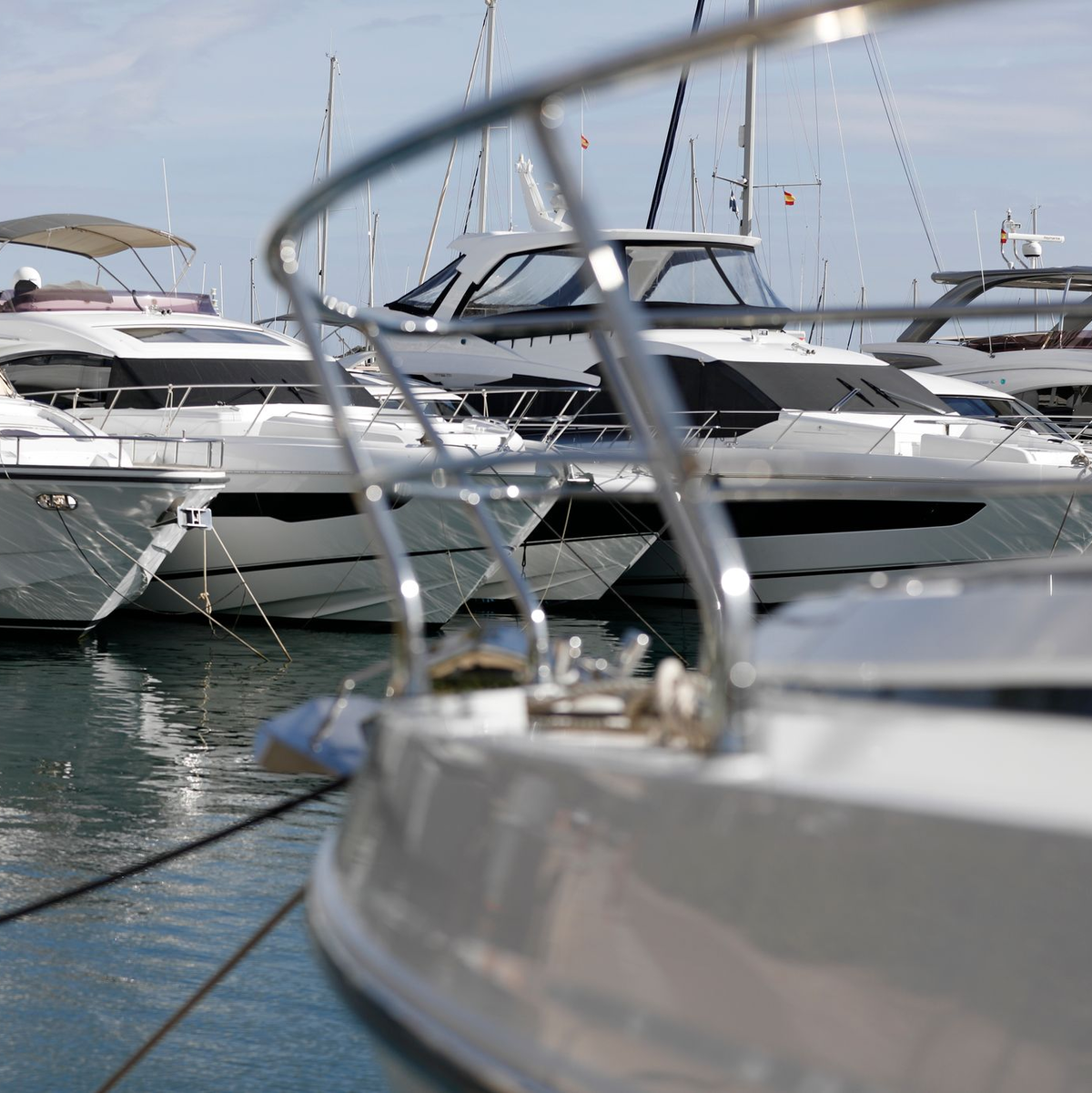 Die Motorjacht wurde inzwischen im Hafen von Porto Cristo ausfindig gemacht. (Symbolbild) - Foto: Clara Margais/dpa