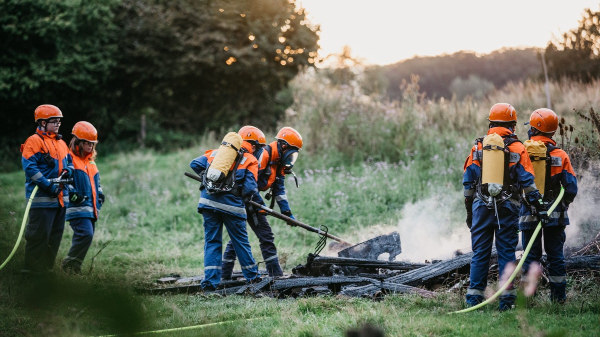 FW Marienheide: Berufsfeuerwehrtag der Jugendfeuerwehr: Marienheider Feuerwehrnachwuchs für 24 Stunden im Einsatz - Foto: presseportal.de
