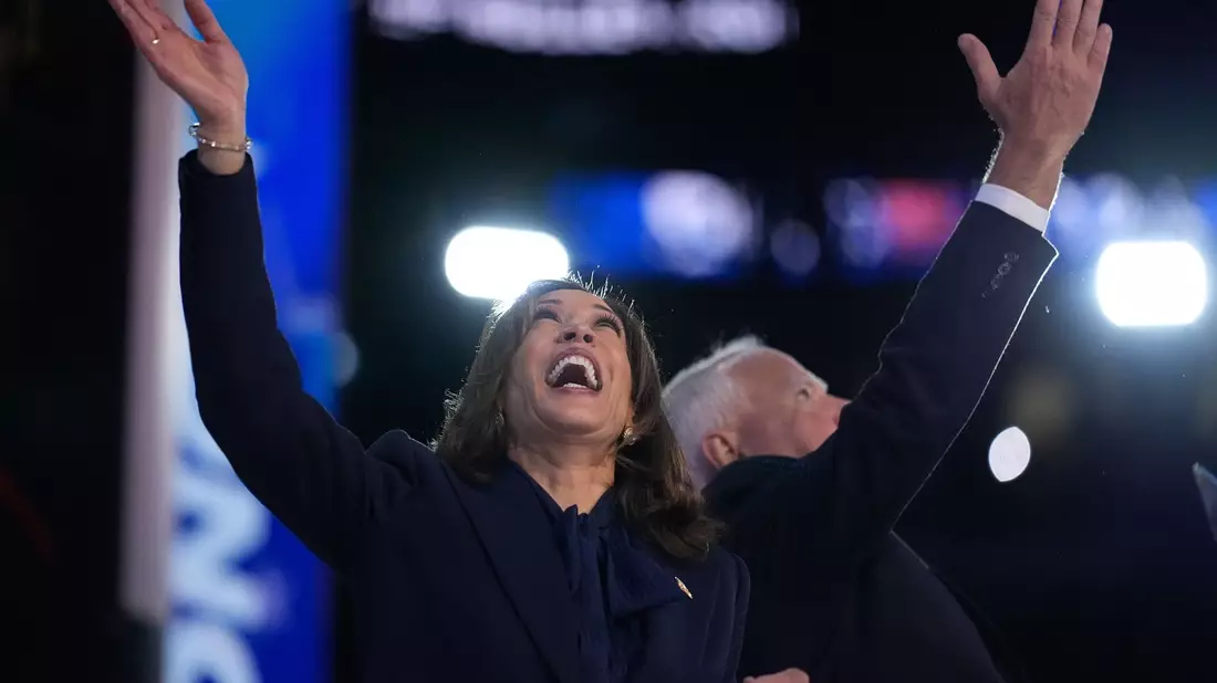 Kamala Harris freut sich über Hunderte Millionen an Spenden.  - Bild: Brynn Anderson/AP