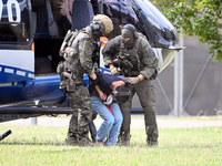 Auf dem Weg zum Haftrichter: Der Tatverdächtige von Solingen ist in Karlsruhe gelandet. - Foto: Uli Deck/dpa