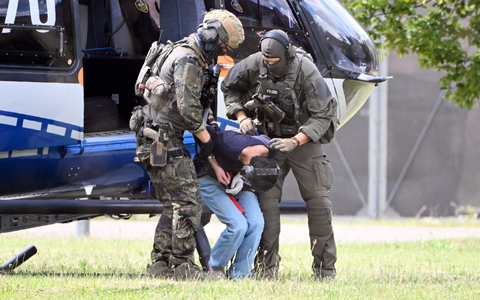 Auf dem Weg zum Haftrichter: Der Tatverdächtige von Solingen ist in Karlsruhe gelandet. - Foto: Uli Deck/dpa Auf dem Weg zum Haftrichter: Der Tatverdächtige von Solingen ist in Karlsruhe gelandet. - Foto: Uli Deck/dpa