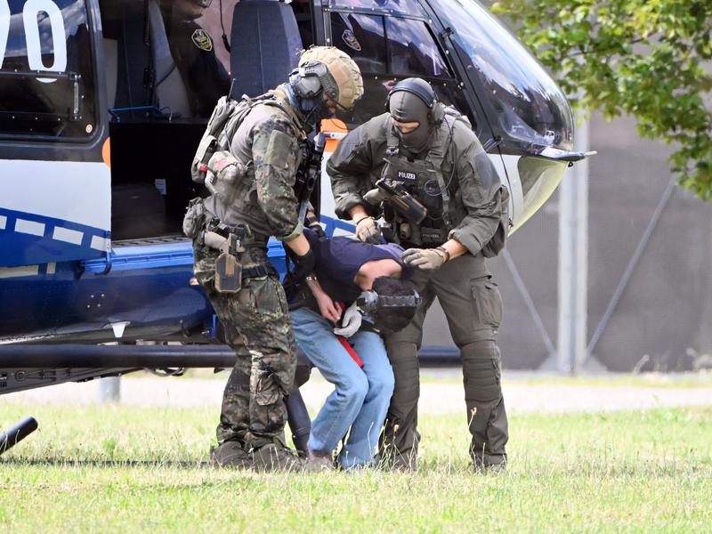 Auf dem Weg zum Haftrichter: Der Tatverdächtige von Solingen ist in Karlsruhe gelandet. - Foto: Uli Deck/dpa