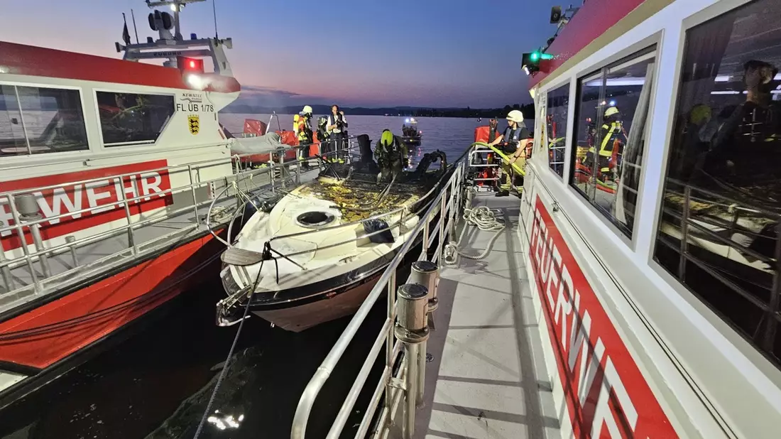 FW Konstanz: Brennendes Motorboot auf dem Bodensee - Bild: presseportal.de
