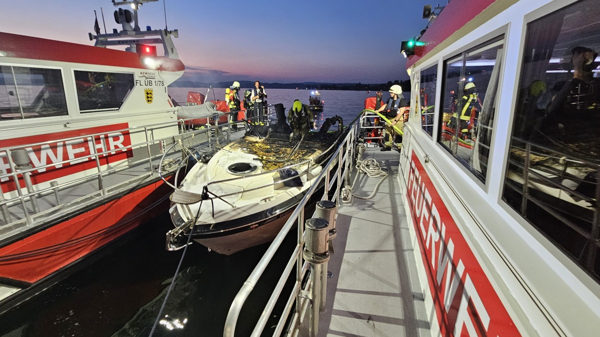 FW Konstanz: Brennendes Motorboot auf dem Bodensee - Foto: presseportal.de