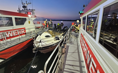 FW Konstanz: Brennendes Motorboot auf dem Bodensee - Foto: presseportal.de
