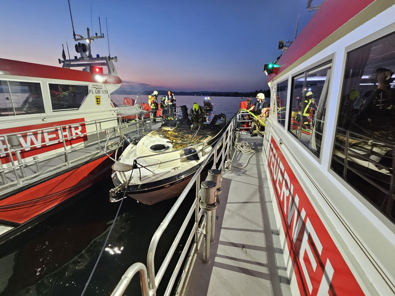 FW Konstanz: Brennendes Motorboot auf dem Bodensee - Foto: presseportal.de