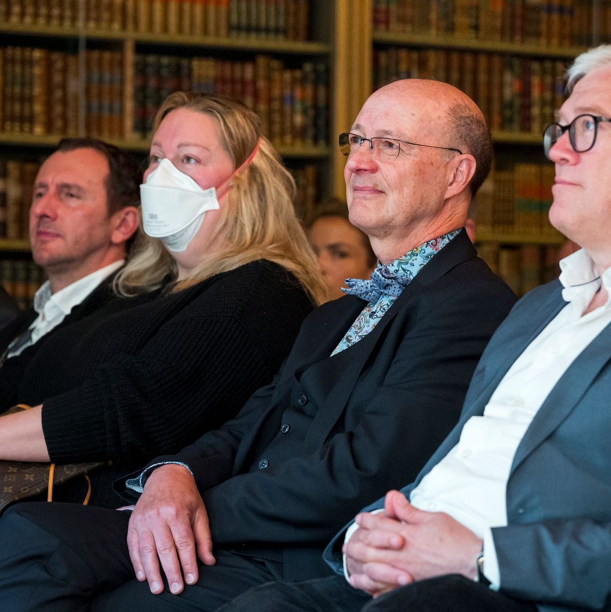 Eberhard Friedrich sitzt 2023 zwischen seinen Noch-Chefs Katharina Wagner und UIrich Jagels. (Archivfoto)  - Foto: Daniel Vogl/dpa