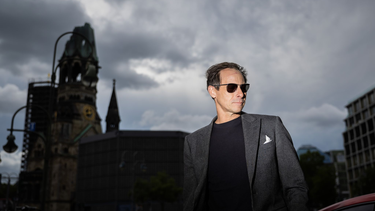 Radek Wegrzyn (l-r), Regisseur, wird bei der Verleihung des Ernst-Lubitsch-Preises 2024 im Zoo Palast mit dem Sonderpreis für seinen Dokumentarfilm «Miss Holocaust Survivor» ausgezeichnet. - Foto: Christoph Soeder/dpa