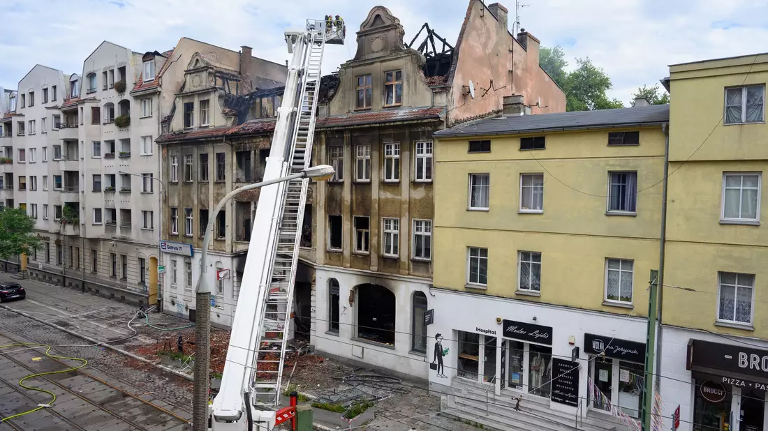 Polnische Rettungskräfte und Feuerwehrleute im Einsatz in Posen (Poznan). Beim Brand eines Wohnhauses kamen zwei Retter ums Leben. (Foto aktuell) - Bild: Jakub Kaczmarczyk/PAP/dpa