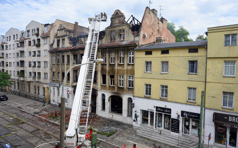 Polnische Rettungskräfte und Feuerwehrleute im Einsatz in Posen (Poznan). Beim Brand eines Wohnhauses kamen zwei Retter ums Leben. (Foto aktuell) - Foto: Jakub Kaczmarczyk/PAP/dpa