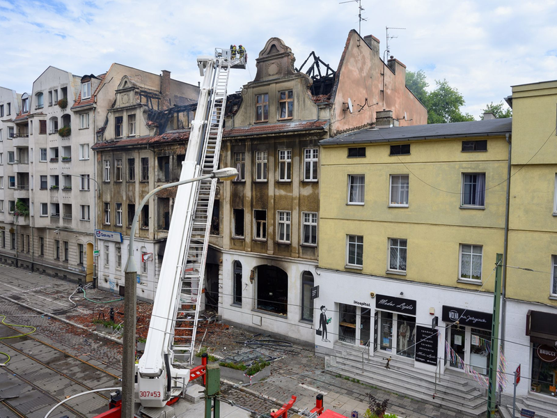 Polnische Rettungskräfte und Feuerwehrleute im Einsatz in Posen (Poznan). Beim Brand eines Wohnhauses kamen zwei Retter ums Leben. (Foto aktuell) - Foto: Jakub Kaczmarczyk/PAP/dpa