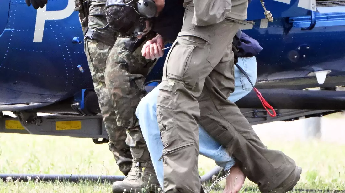 Barfuß brachten Polizisten den Tatverdächtigen zum Ermittlungsrichter am BGH.  - Bild: Uli Deck/dpa