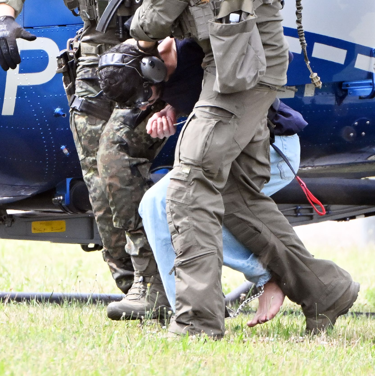 Barfuß brachten Polizisten den Tatverdächtigen zum Ermittlungsrichter am BGH.  - Foto: Uli Deck/dpa