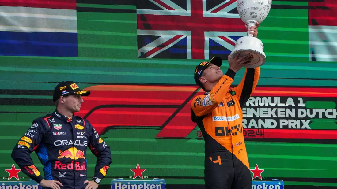 Max Verstappen (l) muss sich Lando Norris geschlagen geben. - Bild: Peter Dejong/AP/dpa