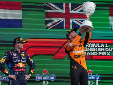 Max Verstappen (l) muss sich Lando Norris geschlagen geben. - Foto: Peter Dejong/AP/dpa