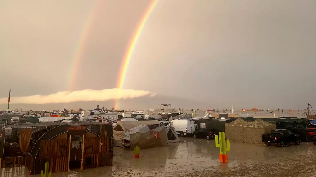 Heftiger Regen und Schlamm sorgte beim Burning Man 2023 für Chaos - Bild: David Crane/dpa