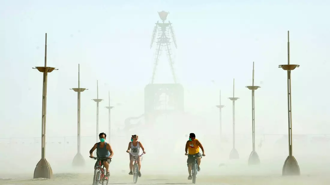 Das Burning Man Festival findet auf einem ausgetrockneten Salzsee im Black Rock Desert statt - Bild: Andy Barron/The Reno Gazette-Journal/AP/dpa