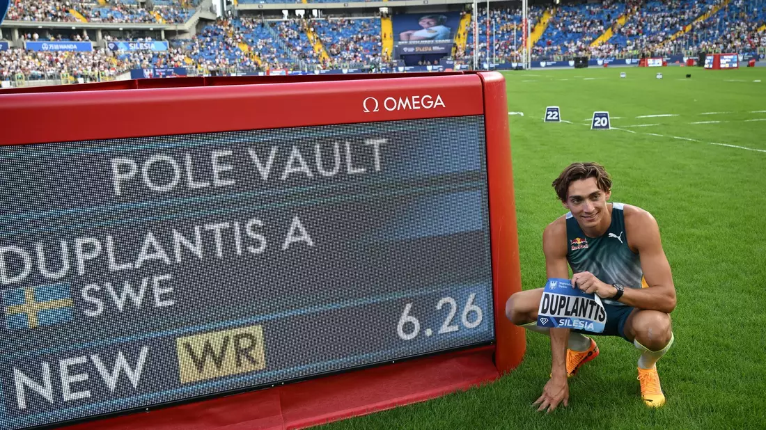 Armand Duplantis sprang schon seinen dritten Weltrekord in dieser Saison. - Bild: Adam Warzawa/PAP/dpa