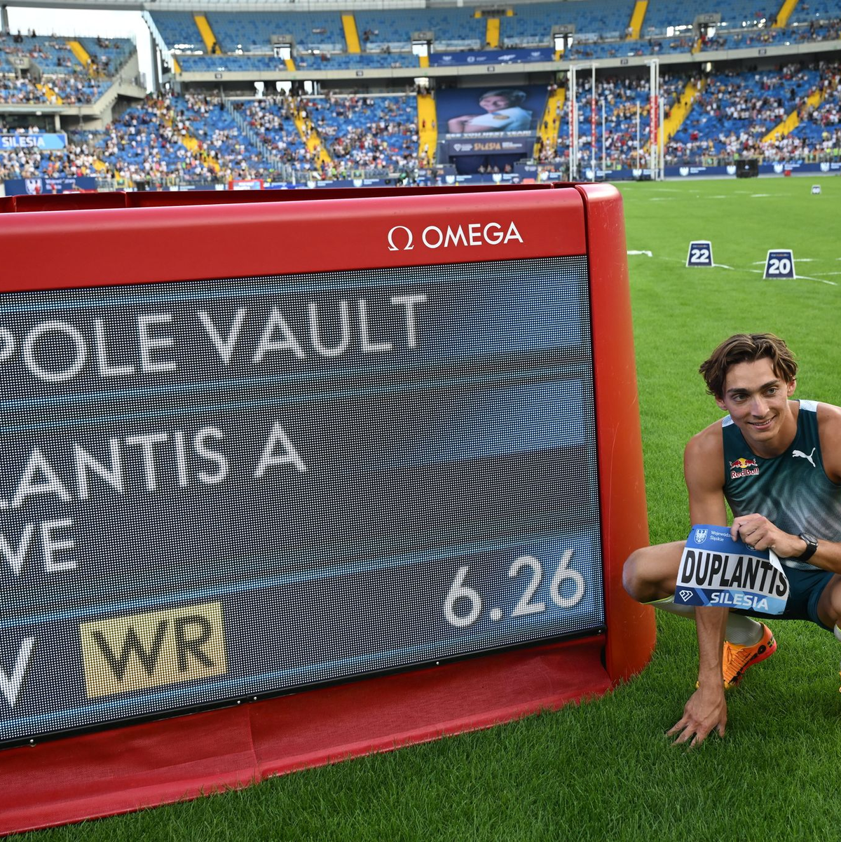 Armand Duplantis sprang schon seinen dritten Weltrekord in dieser Saison. - Foto: Adam Warzawa/PAP/dpa