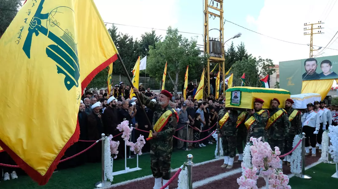 Menschen nehmen an der Beerdigung eines Hisbollah-Mitglieds teil. Die Hisbollah sieht sich für einen Krieg mit Israel gerüstet.  - Bild: David Allignon/ZUMA Press Wire/dpa