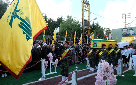 Menschen nehmen an der Beerdigung eines Hisbollah-Mitglieds teil. Die Hisbollah sieht sich für einen Krieg mit Israel gerüstet.  - Foto: David Allignon/ZUMA Press Wire/dpa