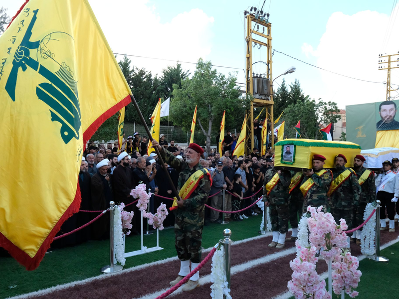 Menschen nehmen an der Beerdigung eines Hisbollah-Mitglieds teil. Die Hisbollah sieht sich für einen Krieg mit Israel gerüstet.  - Foto: David Allignon/ZUMA Press Wire/dpa