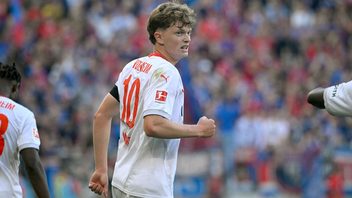 Nach der Europapokal-Premiere nun Bundesliga-Start für Heidenheims Trainer Frank Schmidt  - Foto: Gregor Fischer/dpa