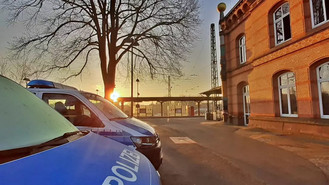 BPOL-HB: Bundespolizeiliche Maßnahmen führen zu Aufgriffen: Beamte stellen einen gewaltbereiten Mann am Bahnhof Uelzen. Ein weiterer trägt ein Messer in der Hand. - Bild: presseportal.de