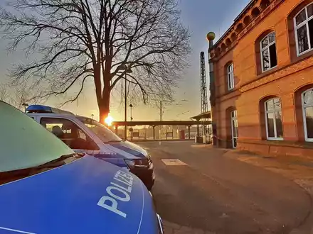 BPOL-HB: Bundespolizeiliche Maßnahmen führen zu Aufgriffen: Beamte stellen einen gewaltbereiten Mann am Bahnhof Uelzen. Ein weiterer trägt ein Messer in der Hand. - Foto: presseportal.de