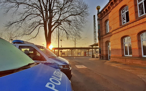BPOL-HB: Bundespolizeiliche Maßnahmen führen zu Aufgriffen: Beamte stellen einen gewaltbereiten Mann am Bahnhof Uelzen. Ein weiterer trägt ein Messer in der Hand. - Foto: presseportal.de