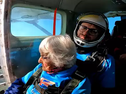 Sie ist womöglich nun die älteste Fallschirmspringerin Großbritanniens. - Foto: Uk Parachuting And Goldster/PA Wire/dpa