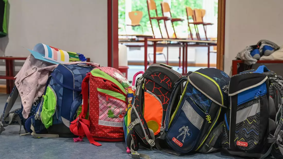 Schulranzen werden sich nach dem Ende der Sommerferien wieder vor den Klassenzimmern türmen. - Bild: Arne Dedert/dpa