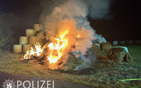 POL-PDPS: Nächtlicher Heuballenbrand - Foto: presseportal.de