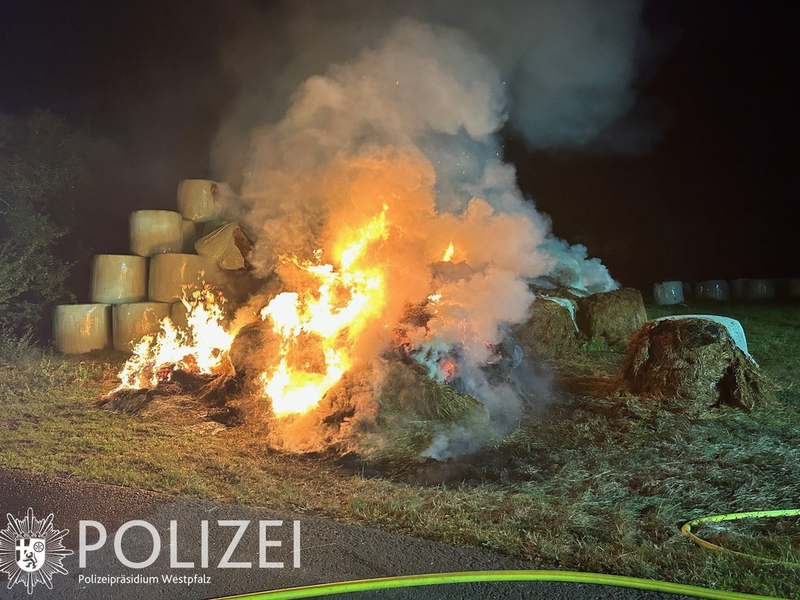POL-PDPS: Nächtlicher Heuballenbrand - Foto: presseportal.de